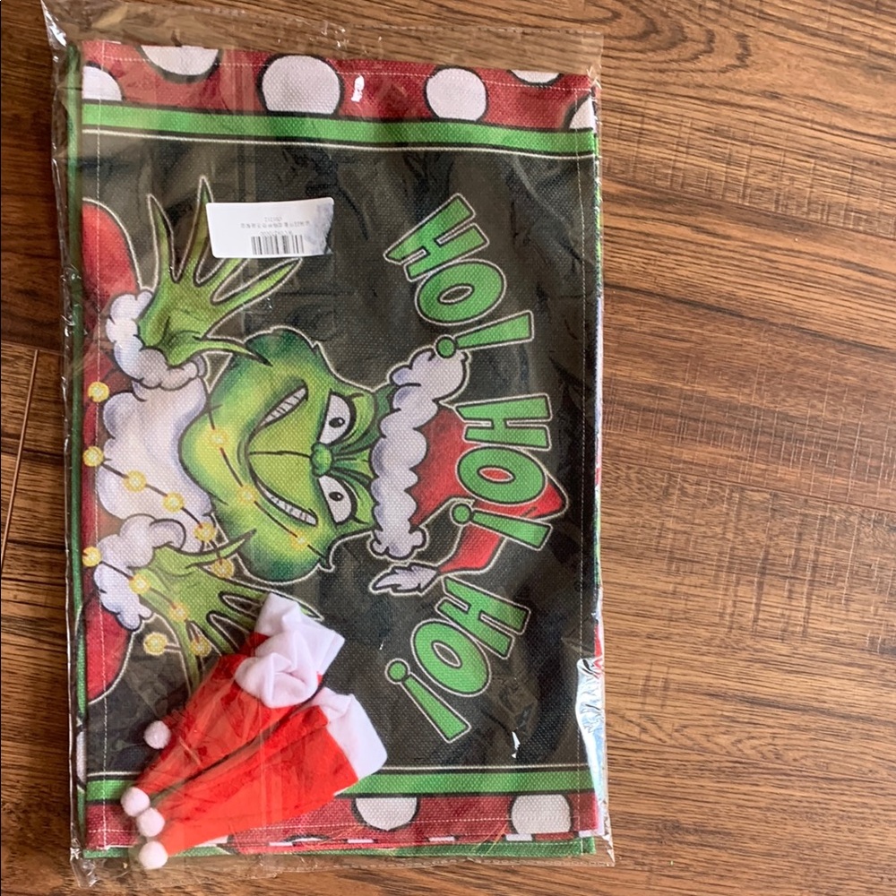 The Grinch place settings and utensils holders